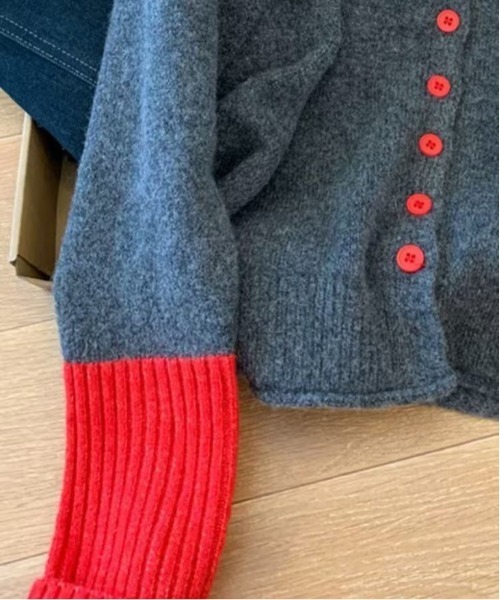 AMELY(エミリー)の「ハート刺繍 配色ニットカーディガン/バイカラー/ガーリー/セーター(カーディガン/ボレロ・レディース・レッド/ブルー・フリー)」の11枚目の写真
