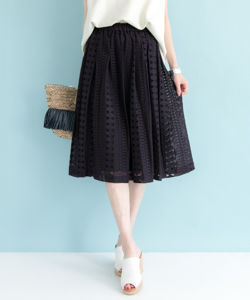 URBAN RESEARCH（アーバンリサーチ）の「UR 幾何レーススカート（スカート・レディース・ネイビー/オフホワイト・FREE）」の2枚目の写真