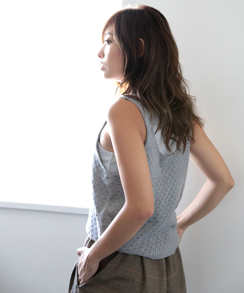 Denime（ドゥニーム）の「ポップコーンニットキャミソール（ベスト・レディース・キャメル/ワイン/グレー・FREE）」の2枚目の写真