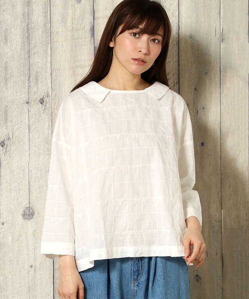 LBC（エルビーシー）の「ローンチェック柄刺繍衿付きプルオーバー（シャツ/ブラウス・レディース・ライトグレー/オフホワイト・MEDIUM）」の2枚目の写真