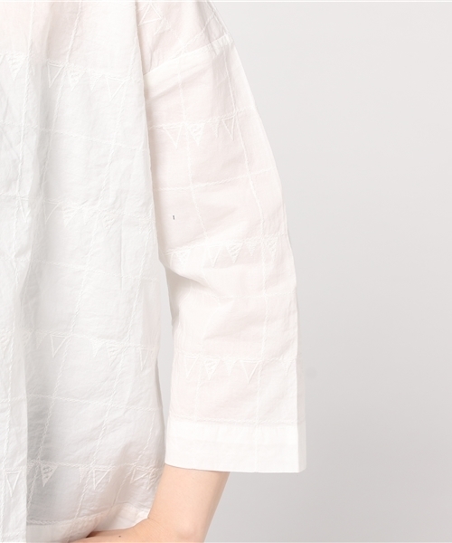 LBC（エルビーシー）の「ローンチェック柄刺繍衿付きプルオーバー（シャツ/ブラウス・レディース・ライトグレー/オフホワイト・MEDIUM）」の9枚目の写真