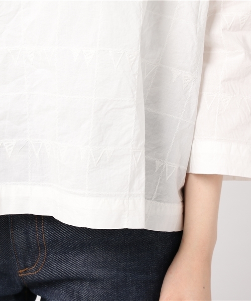 LBC（エルビーシー）の「ローンチェック柄刺繍衿付きプルオーバー（シャツ/ブラウス・レディース・ライトグレー/オフホワイト・MEDIUM）」の10枚目の写真