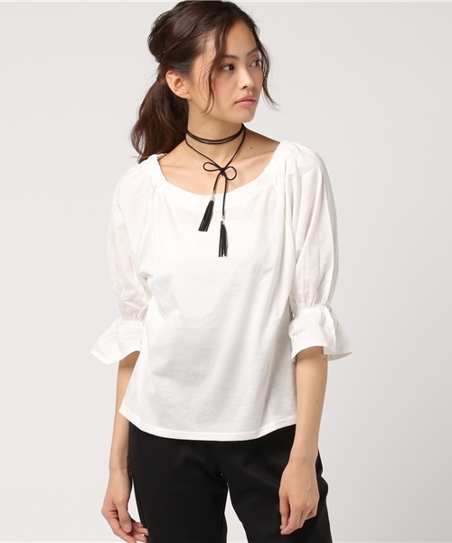 Honeys(ハニーズ)の「チョーカー付プルオーバー(Tシャツ/カットソー・レディース・レッド/オフホワイト/ブラック/カーキ・M/L)」の2枚目の写真