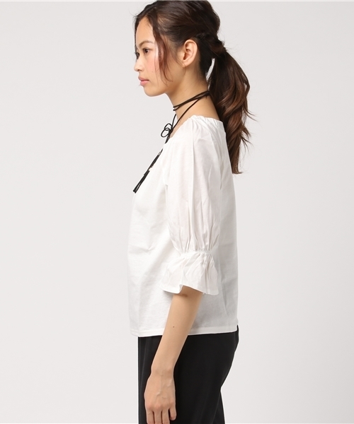 Honeys(ハニーズ)の「チョーカー付プルオーバー(Tシャツ/カットソー・レディース・レッド/オフホワイト/ブラック/カーキ・M/L)」の6枚目の写真