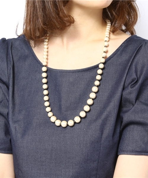 BEAMS BOY（ビームスボーイ）の「BEAMS BOY / リボンツキ パールネックレス（ネックレス・レディース・ホワイト・ONE SIZE）」の4枚目の写真