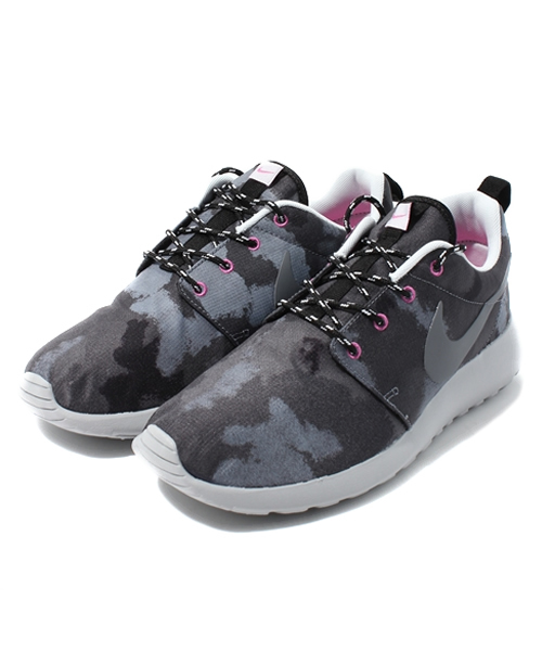 NIKE（ナイキ）の「店舗限定 ナイキ ローシラン WMNS NIKE ROSHERUN PRINT M（スニーカー・メンズ・ブラック/カーキ・26.5cm/27cm/27.5cm/28cm/28.5cm）」の2枚目の写真