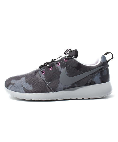 NIKE（ナイキ）の「店舗限定 ナイキ ローシラン WMNS NIKE ROSHERUN PRINT M（スニーカー・メンズ・ブラック/カーキ・26.5cm/27cm/27.5cm/28cm/28.5cm）」の3枚目の写真