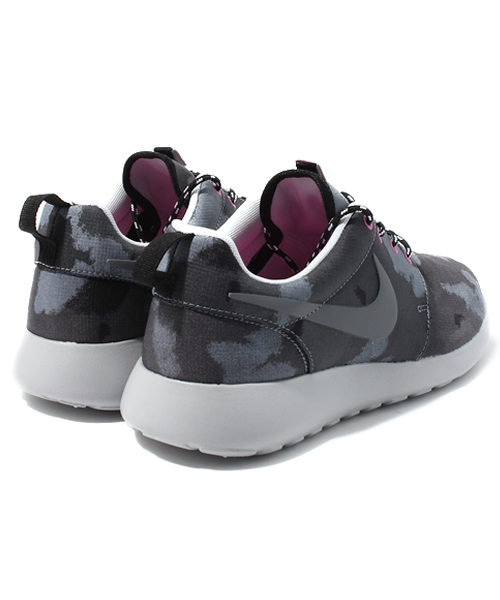 NIKE（ナイキ）の「店舗限定 ナイキ ローシラン WMNS NIKE ROSHERUN PRINT M（スニーカー・メンズ・ブラック/カーキ・26.5cm/27cm/27.5cm/28cm/28.5cm）」の5枚目の写真