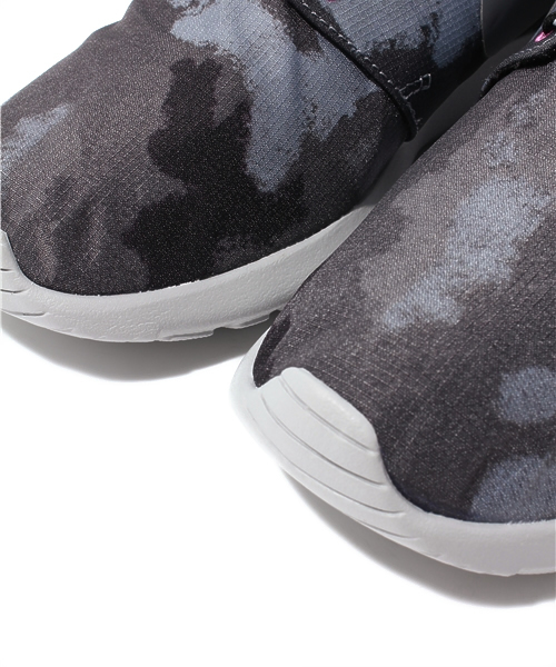 NIKE（ナイキ）の「店舗限定 ナイキ ローシラン WMNS NIKE ROSHERUN PRINT M（スニーカー・メンズ・ブラック/カーキ・26.5cm/27cm/27.5cm/28cm/28.5cm）」の7枚目の写真
