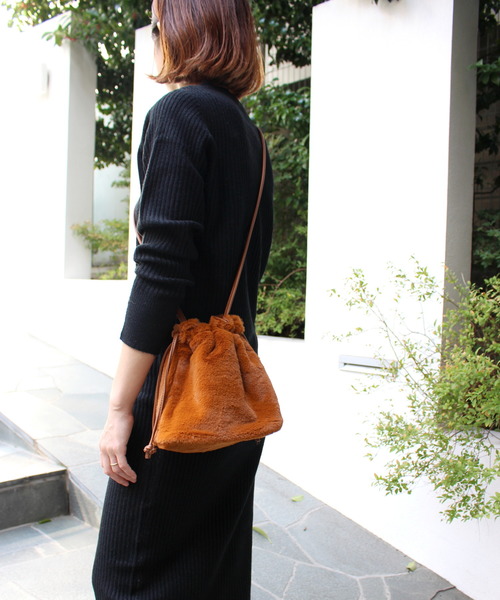 ottilie(オティーリエ)の「エコファー巾着バッグ(ショルダーバッグ・レディース・ブラウン/ベージュ/キャメル・FREE)」の3枚目の写真