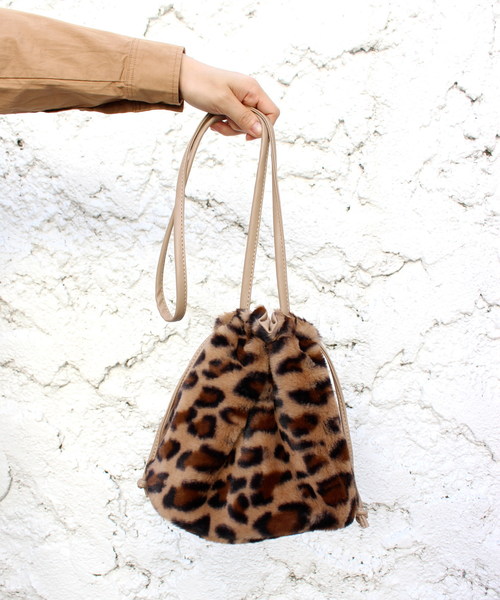 ottilie(オティーリエ)の「エコファー巾着バッグ(ショルダーバッグ・レディース・ブラウン/ベージュ/キャメル・FREE)」の2枚目の写真