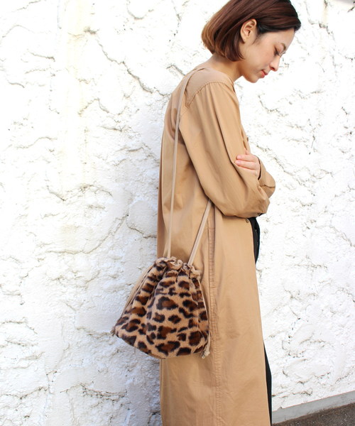 ottilie(オティーリエ)の「エコファー巾着バッグ(ショルダーバッグ・レディース・ブラウン/ベージュ/キャメル・FREE)」の8枚目の写真