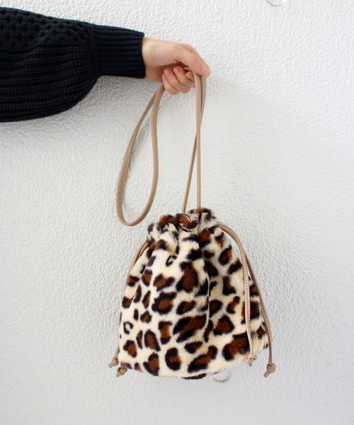 ottilie(オティーリエ)の「エコファー巾着バッグ(ショルダーバッグ・レディース・ブラウン/ベージュ/キャメル・FREE)」の5枚目の写真