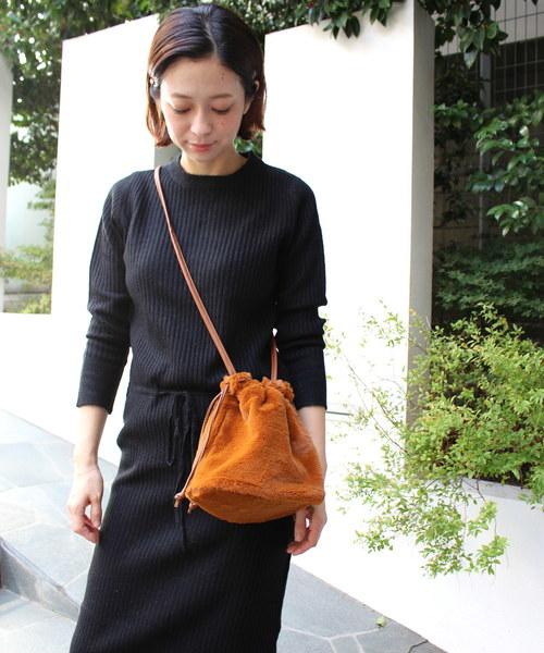 ottilie(オティーリエ)の「エコファー巾着バッグ(ショルダーバッグ・レディース・ブラウン/ベージュ/キャメル・FREE)」の11枚目の写真