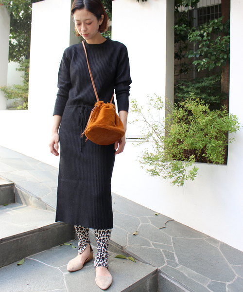 ottilie(オティーリエ)の「エコファー巾着バッグ(ショルダーバッグ・レディース・ブラウン/ベージュ/キャメル・FREE)」の4枚目の写真