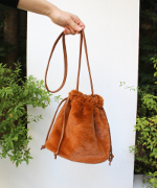 ottilie(オティーリエ)の「エコファー巾着バッグ(ショルダーバッグ・レディース・ブラウン/ベージュ/キャメル・FREE)」の14枚目の写真