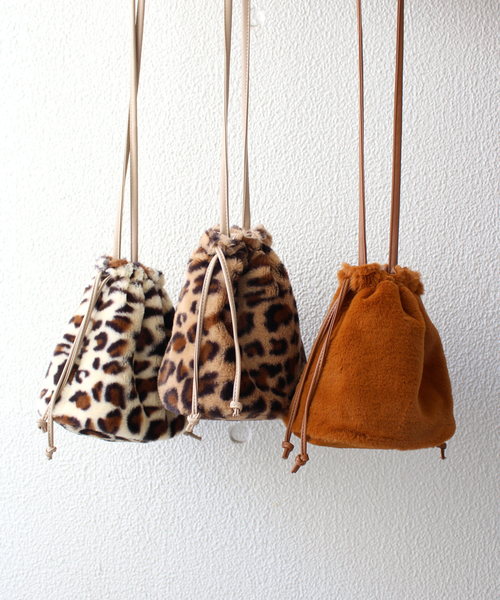 ottilie(オティーリエ)の「エコファー巾着バッグ(ショルダーバッグ・レディース・ブラウン/ベージュ/キャメル・FREE)」の9枚目の写真