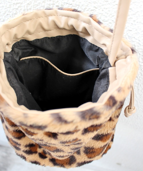 ottilie(オティーリエ)の「エコファー巾着バッグ(ショルダーバッグ・レディース・ブラウン/ベージュ/キャメル・FREE)」の13枚目の写真