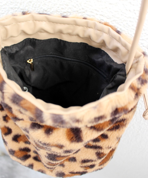 ottilie(オティーリエ)の「エコファー巾着バッグ(ショルダーバッグ・レディース・ブラウン/ベージュ/キャメル・FREE)」の7枚目の写真