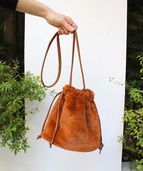 ottilie(オティーリエ)の「エコファー巾着バッグ(ショルダーバッグ・レディース・ブラウン/ベージュ/キャメル・FREE)」の15枚目の写真