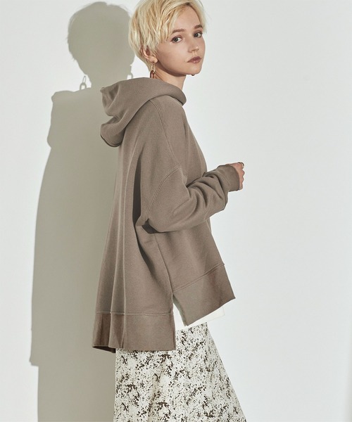 titivate（ティティベイト）の「ﾘﾗｯｸｽｿﾌﾄｶｯﾄｿｰﾌｰﾄﾞﾊﾟｰｶｰ（パーカー・レディース・ブラック/オリーブ/ブラウン系その他/グレイッシュベージュ・FREE）」の3枚目の写真