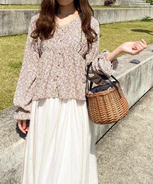 apres jour(アプレジュール)の「Vネック花柄ブラウス【ZOZOTOWN限定アイテム】(シャツ/ブラウス・レディース・アイボリー/ブルー系その他/オフホワイト・X-LARGE/フリー)」の2枚目の写真