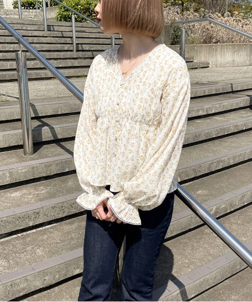 apres jour(アプレジュール)の「Vネック花柄ブラウス【ZOZOTOWN限定アイテム】(シャツ/ブラウス・レディース・アイボリー/ブルー系その他/オフホワイト・X-LARGE/フリー)」の7枚目の写真