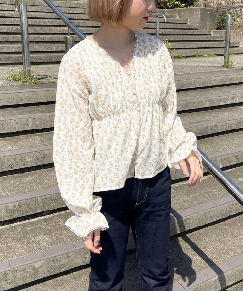 apres jour(アプレジュール)の「Vネック花柄ブラウス【ZOZOTOWN限定アイテム】(シャツ/ブラウス・レディース・アイボリー/ブルー系その他/オフホワイト・X-LARGE/フリー)」の8枚目の写真