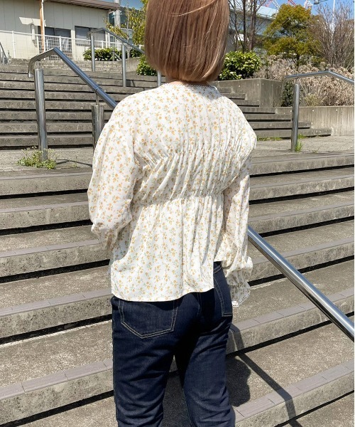 apres jour(アプレジュール)の「Vネック花柄ブラウス【ZOZOTOWN限定アイテム】(シャツ/ブラウス・レディース・アイボリー/ブルー系その他/オフホワイト・X-LARGE/フリー)」の9枚目の写真