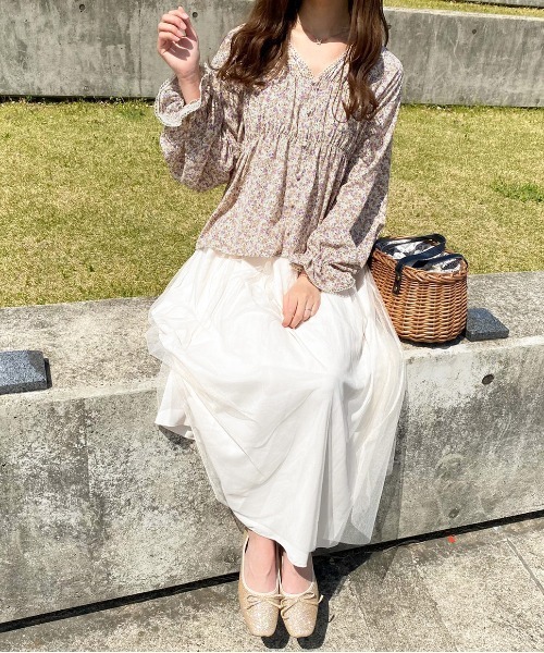 apres jour(アプレジュール)の「Vネック花柄ブラウス【ZOZOTOWN限定アイテム】(シャツ/ブラウス・レディース・アイボリー/ブルー系その他/オフホワイト・X-LARGE/フリー)」の19枚目の写真