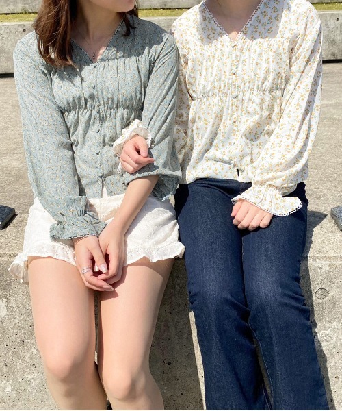 apres jour(アプレジュール)の「Vネック花柄ブラウス【ZOZOTOWN限定アイテム】(シャツ/ブラウス・レディース・アイボリー/ブルー系その他/オフホワイト・X-LARGE/フリー)」の6枚目の写真