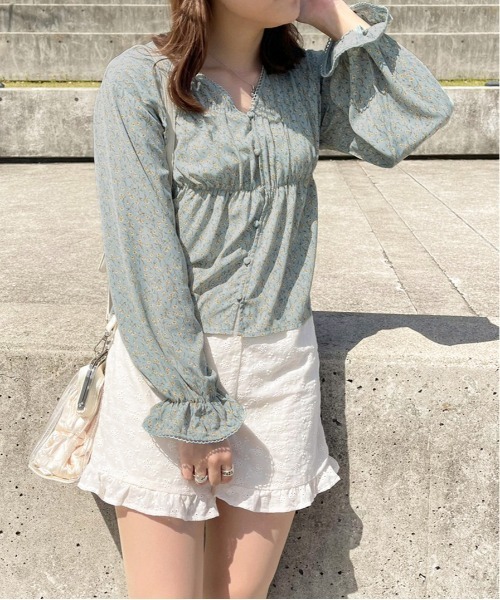 apres jour(アプレジュール)の「Vネック花柄ブラウス【ZOZOTOWN限定アイテム】(シャツ/ブラウス・レディース・アイボリー/ブルー系その他/オフホワイト・X-LARGE/フリー)」の5枚目の写真
