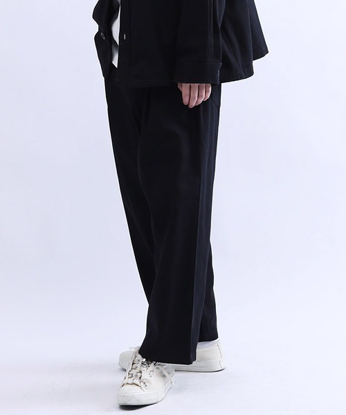 Lulu ＆ Arnie（るるあんどあーにー）の「オーバーサイズ 1タック ツイルパンツ（その他パンツ・メンズ・ブラック/グレー/オフホワイト/ブルーグレー/ブラック×ホワイト・MEDIUM/LARGE）」の3枚目の写真