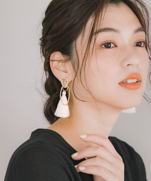 GLOBAL WORK(グローバルワーク)の「付替フリンジイヤリング【一部店舗限定】/944771(イヤリング・レディース・グリーン/ライトグレー/オフホワイト・FREE)」の1枚目の写真