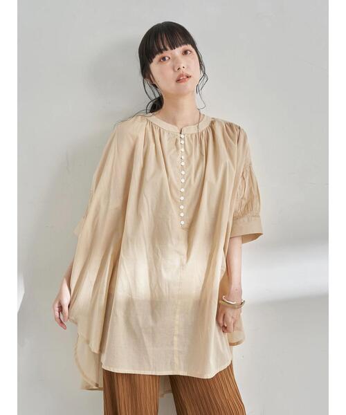 earth music&ecology（アースミュージックアンドエコロジー）の「シャーリングスリーブチュニック ＊（シャツ/ブラウス・レディース・ブラック/オフホワイト/サックスブルー/ベージュ・FREE）」の6枚目の写真