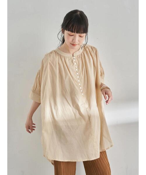 earth music&ecology（アースミュージックアンドエコロジー）の「シャーリングスリーブチュニック ＊（シャツ/ブラウス・レディース・ブラック/オフホワイト/サックスブルー/ベージュ・FREE）」の7枚目の写真