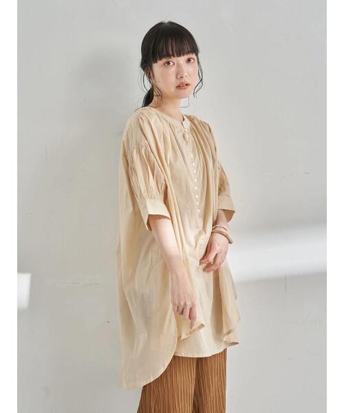 earth music&ecology（アースミュージックアンドエコロジー）の「シャーリングスリーブチュニック ＊（シャツ/ブラウス・レディース・ブラック/オフホワイト/サックスブルー/ベージュ・FREE）」の8枚目の写真