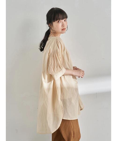 earth music&ecology（アースミュージックアンドエコロジー）の「シャーリングスリーブチュニック ＊（シャツ/ブラウス・レディース・ブラック/オフホワイト/サックスブルー/ベージュ・FREE）」の9枚目の写真