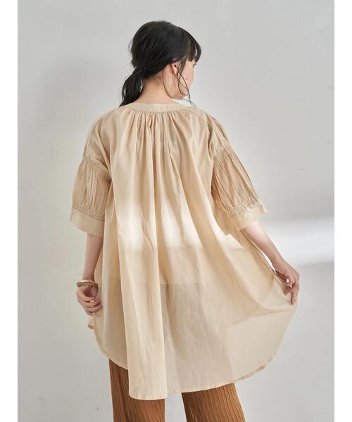 earth music&ecology（アースミュージックアンドエコロジー）の「シャーリングスリーブチュニック ＊（シャツ/ブラウス・レディース・ブラック/オフホワイト/サックスブルー/ベージュ・FREE）」の10枚目の写真