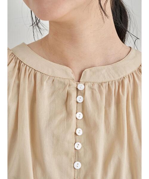 earth music&ecology（アースミュージックアンドエコロジー）の「シャーリングスリーブチュニック ＊（シャツ/ブラウス・レディース・ブラック/オフホワイト/サックスブルー/ベージュ・FREE）」の11枚目の写真