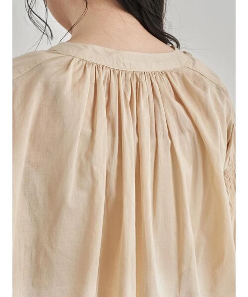 earth music&ecology（アースミュージックアンドエコロジー）の「シャーリングスリーブチュニック ＊（シャツ/ブラウス・レディース・ブラック/オフホワイト/サックスブルー/ベージュ・FREE）」の12枚目の写真