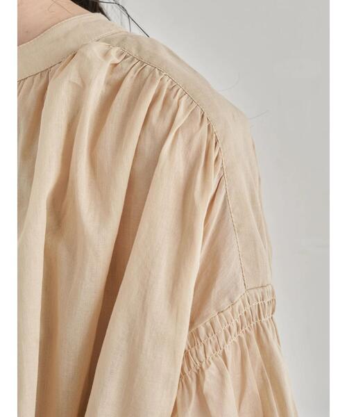 earth music&ecology（アースミュージックアンドエコロジー）の「シャーリングスリーブチュニック ＊（シャツ/ブラウス・レディース・ブラック/オフホワイト/サックスブルー/ベージュ・FREE）」の13枚目の写真