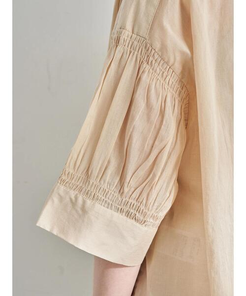 earth music&ecology（アースミュージックアンドエコロジー）の「シャーリングスリーブチュニック ＊（シャツ/ブラウス・レディース・ブラック/オフホワイト/サックスブルー/ベージュ・FREE）」の15枚目の写真