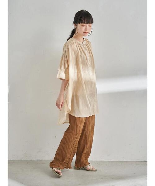 earth music&ecology（アースミュージックアンドエコロジー）の「シャーリングスリーブチュニック ＊（シャツ/ブラウス・レディース・ブラック/オフホワイト/サックスブルー/ベージュ・FREE）」の18枚目の写真