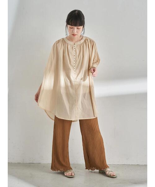 earth music&ecology（アースミュージックアンドエコロジー）の「シャーリングスリーブチュニック ＊（シャツ/ブラウス・レディース・ブラック/オフホワイト/サックスブルー/ベージュ・FREE）」の19枚目の写真