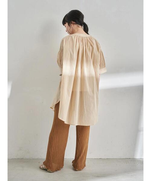 earth music&ecology（アースミュージックアンドエコロジー）の「シャーリングスリーブチュニック ＊（シャツ/ブラウス・レディース・ブラック/オフホワイト/サックスブルー/ベージュ・FREE）」の21枚目の写真