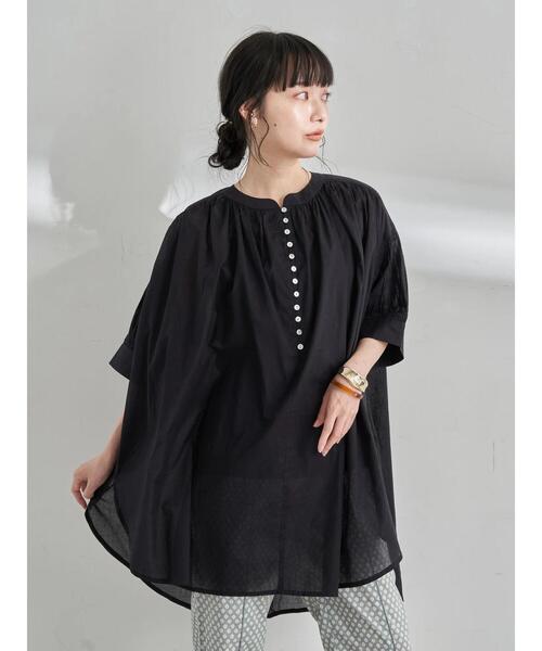 earth music&ecology（アースミュージックアンドエコロジー）の「シャーリングスリーブチュニック ＊（シャツ/ブラウス・レディース・ブラック/オフホワイト/サックスブルー/ベージュ・FREE）」の22枚目の写真