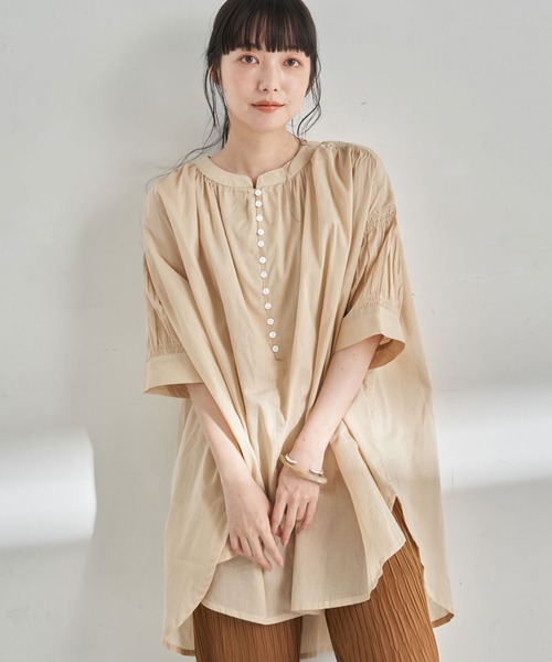 earth music&ecology（アースミュージックアンドエコロジー）の「シャーリングスリーブチュニック ＊（シャツ/ブラウス・レディース・ブラック/オフホワイト/サックスブルー/ベージュ・FREE）」の3枚目の写真