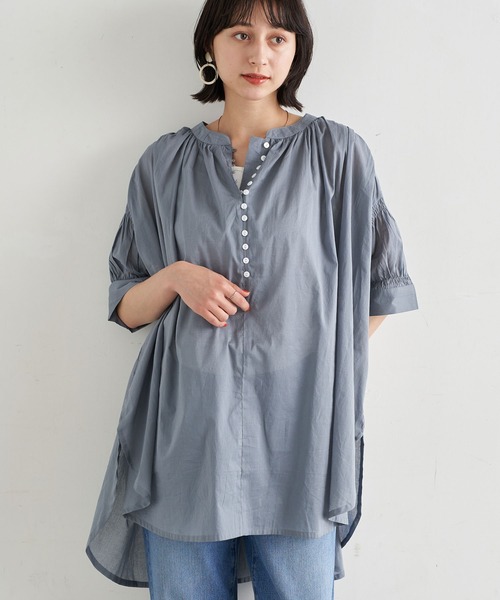 earth music&ecology（アースミュージックアンドエコロジー）の「シャーリングスリーブチュニック ＊（シャツ/ブラウス・レディース・ブラック/オフホワイト/サックスブルー/ベージュ・FREE）」の4枚目の写真