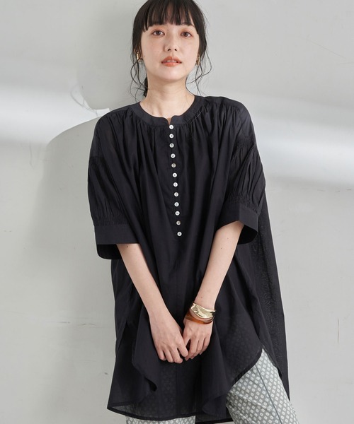 earth music&ecology（アースミュージックアンドエコロジー）の「シャーリングスリーブチュニック ＊（シャツ/ブラウス・レディース・ブラック/オフホワイト/サックスブルー/ベージュ・FREE）」の2枚目の写真